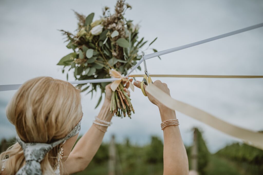 stříhání stuhy u svatební kytice